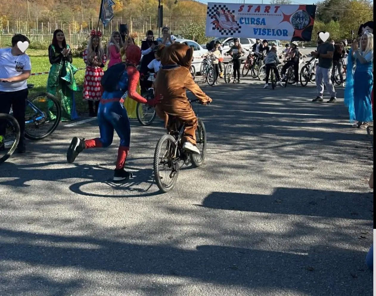 Spider-Man și un ursuleț pe bicicletă la Cursa Viselor, aplaudați de voluntari
