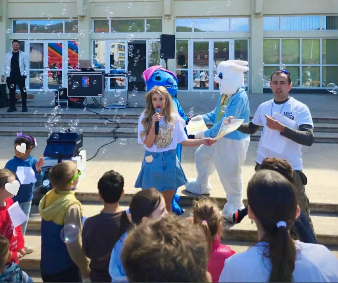 Iepurașul și Stitch împart diplome copiilor, printre baloane de săpun